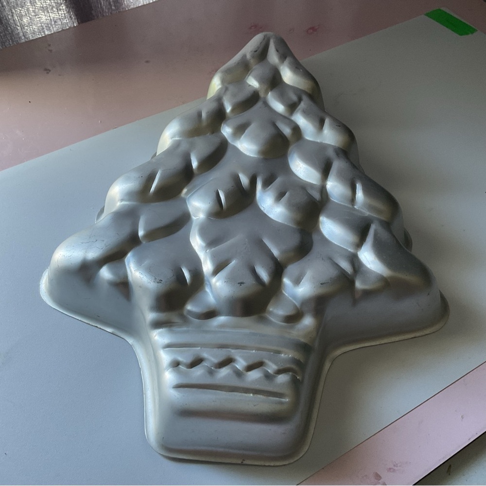 Vintage Wilton 1972 cake mold- use to make a fantastic cake or jello dessert-